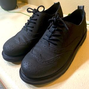 Mudd Women’s Classic Wingtip Shoes